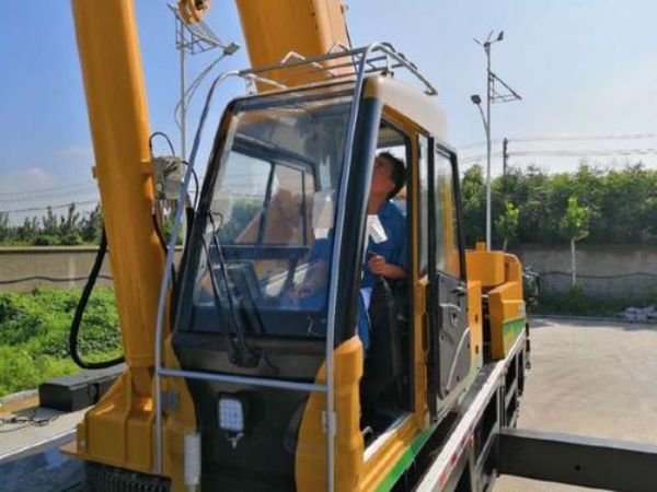 乌伊岭区吊车出租公司电话_吊车出租的安全装置及知识